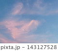 夕日に染まる雲と三日月 143127528