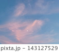 夕日に染まる雲と三日月 143127529