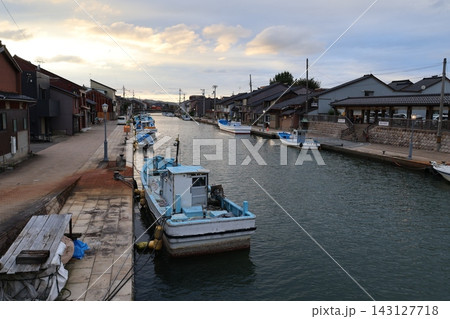 夕日に照らされる内川と新湊の港町(富山県射水市) 夕日に照らされる内川と新湊の港町(富山県射水市) 143127718