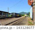 福岡県田川郡の平成筑豊鉄道勾金駅にとまる黒銀となのはな号 143128077