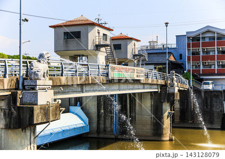 田川市の珍スポット彦山川の水を吐く狛犬 田川市の珍スポット彦山川の水を吐く狛犬 143128079