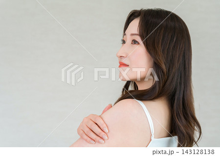 ロングヘアと美しい横顔の40代のミドル女性。美容イメージ ロングヘアと美しい横顔の40代のミドル女性。美容イメージ 143128138
