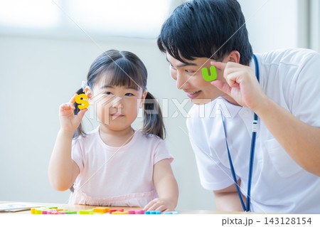 幼児教育 英会話教室でレッスンを受ける女の子 幼児教育 英会話教室でレッスンを受ける女の子 143128154