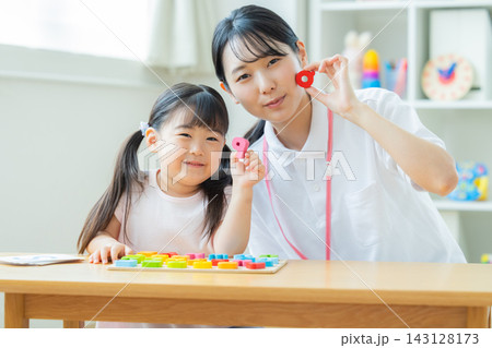 幼児教育 英会話教室でレッスンを受ける女の子 幼児教育 英会話教室でレッスンを受ける女の子 143128173