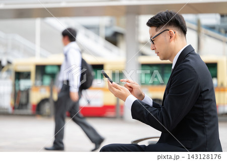 スマホを持つビジネスマン スマホを持つビジネスマン 143128176