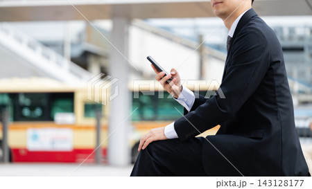 スマホを持つビジネスマン スマホを持つビジネスマン 143128177