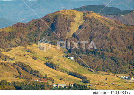 秋の鉢伏山とハチ高原の山岳風景 氷ノ山ぶん回しコースからの眺望※作品コメント欄に撮影位置 143128357