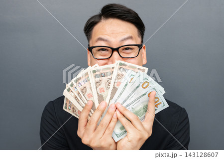 笑顔で現金を持つ男性 笑顔で現金を持つ男性 143128607