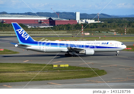 新千歳空港滑走路上の全日空機 新千歳空港滑走路上の全日空機 143128756