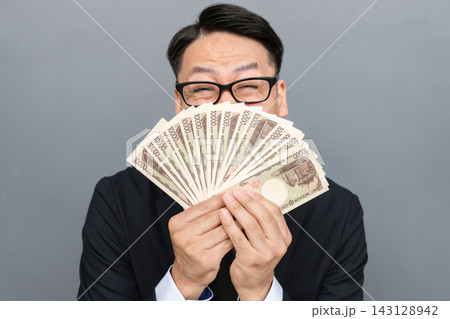 大金を手にした男性 大金を手にした男性 143128942