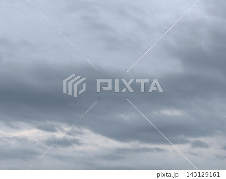厚い雲が広がる初秋の朝の曇り空 143129161