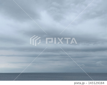 初秋の静かな海と空に広がる雲の流れ 143129164