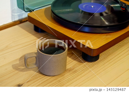 木のテーブルで楽しむレコードとコーヒー 木のテーブルで楽しむレコードとコーヒー 143129487