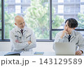 ミーティング　作業着のベテランと若手 143129589