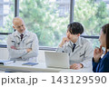 ミーティング　作業着のベテランと若手 143129590