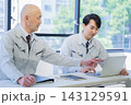 ミーティング　作業着のベテランと若手 143129591