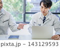 ミーティング　作業着の男性 143129593