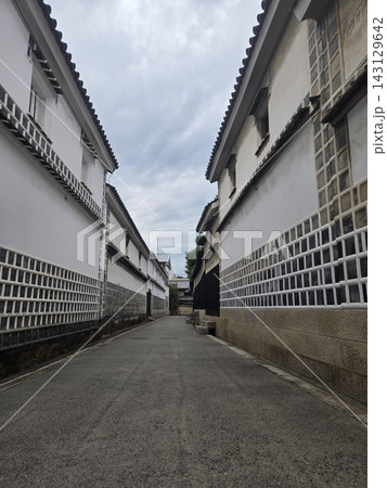 白壁の建物が並ぶ御手洗の道 143129642