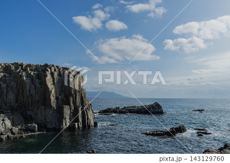 青い空と白い雲の下に広がる壮大な海岸の断崖絶壁＿東尋坊の風景 143129760