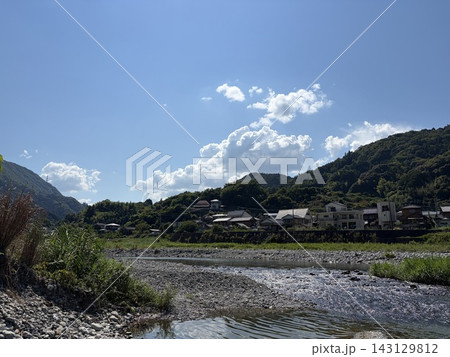 夏空に浮かぶ白い雲と山間の集落を流れる川 夏空に浮かぶ白い雲と山間の集落を流れる川 143129812
