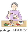 バランスのよい食事をとる高齢女性のイラスト 143130056