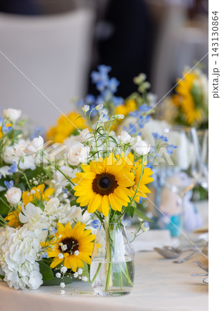 夏の花イメージのテーブル装花 143130864