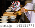 盃に注がれる酒 盃に注がれる酒 143131775