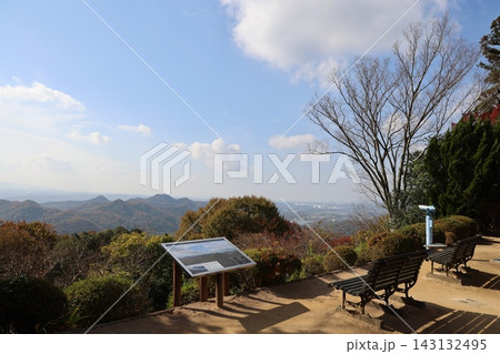 青空の下で連なる山並みを一望できるベンチと望遠鏡がある展望広場 青空の下で連なる山並みを一望できるベンチと望遠鏡がある展望広場 143132495