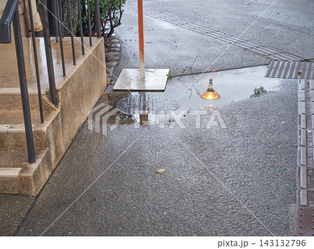 水たまりに街灯が反射する雨上がりの景色 水たまりに街灯が反射する雨上がりの景色 143132796