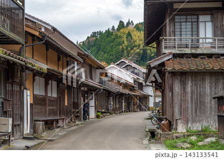 島根 石見銀山 街道の町並み風景 143133541