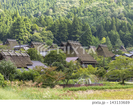 茅葺き屋根の古民家が建ち並ぶ「美山かやぶきの里」 143133689