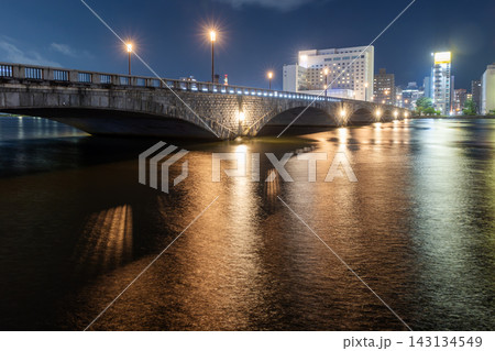 夏の夜の信濃川と萬代橋 夏の夜の信濃川と萬代橋 143134549