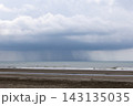 遠くの海で雨が降っている雨柱 143135035
