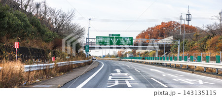 紅葉の山並みと中央自動車道の本線走行風景 143135115