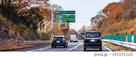 紅葉の山並みと中央自動車道の本線走行風景 紅葉の山並みと中央自動車道の本線走行風景 143135120