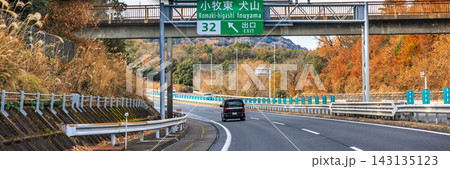 紅葉の山並みと中央自動車道の本線走行風景 紅葉の山並みと中央自動車道の本線走行風景 143135123