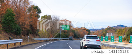 紅葉の山並みと中央自動車道の本線走行風景 143135128