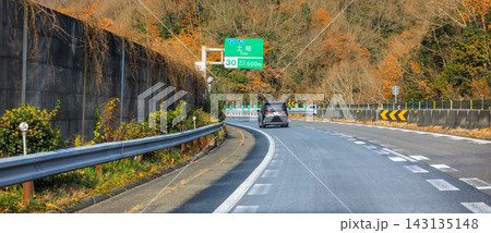 紅葉の山並みと中央自動車道の本線走行風景 紅葉の山並みと中央自動車道の本線走行風景 143135148