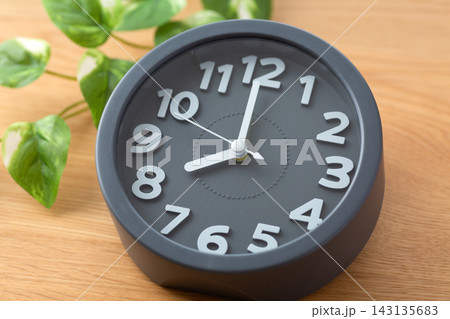 8時を指す時計 8時を指す時計 143135683