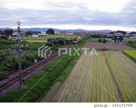 夕陽を背負って走ってきた秩父鉄道7800系(2026.9.18) 秋模様の熊谷を通過 夕陽を背負って走ってきた秩父鉄道7800系(2026.9.18) 秋模様の熊谷を通過 143135704