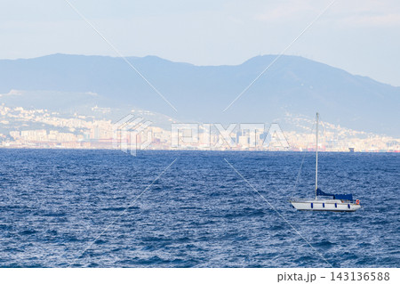 イタリアの地中海、リビエラの海に浮かぶヨットの風景 143136588