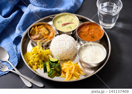ベジミールス プレートに盛り付けた野菜のインド料理 ベジミールス プレートに盛り付けた野菜のインド料理 143137409
