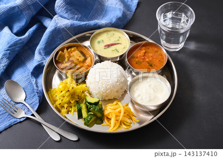 ベジミールス プレートに盛り付けた野菜のインド料理 ベジミールス プレートに盛り付けた野菜のインド料理 143137410