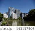 皇居の堀端に広がる静かな水辺とビルの風景 143137506