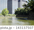 皇居の堀端に広がる静かな水辺とビルの風景 143137507