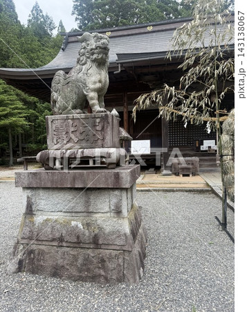 神社の境内に佇む狛犬の石像 143138067