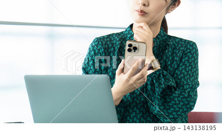スマートフォンを持って考える女性・ビジネスウーマン 143138195