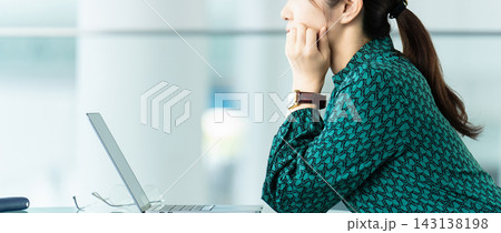 考えごとをする女性・ビジネスウーマン 143138198