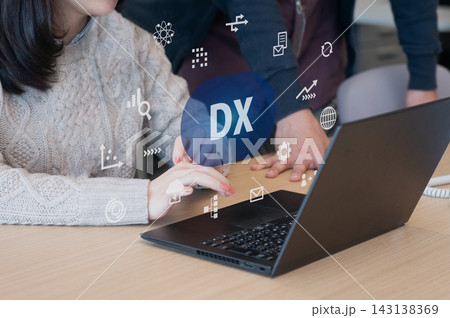DXによるビジネスの効率化　ノートパソコン操作のイメージ 143138369