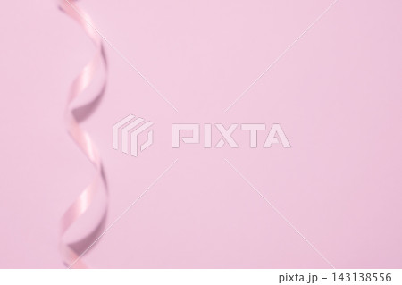 ライトピンクカラー背景とリボンのイメージ 143138556